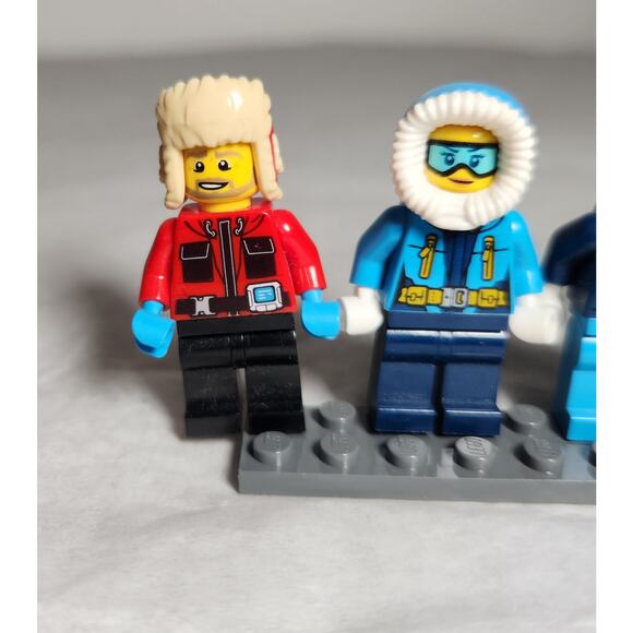 Lego City Artic Minifigures Lot of 5 With 2 Tiles Pre-owned - Picture 3 of 5